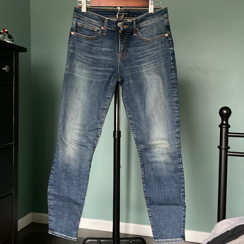 NWOT lucky Brand Low Rise Skinny Lolita distressed jeans in size 6/28A.